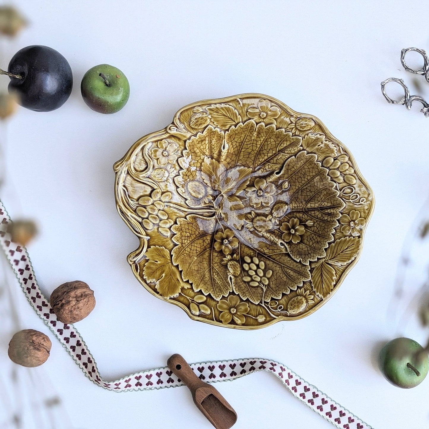 Majolica Strawberry Vine Leaf Dish