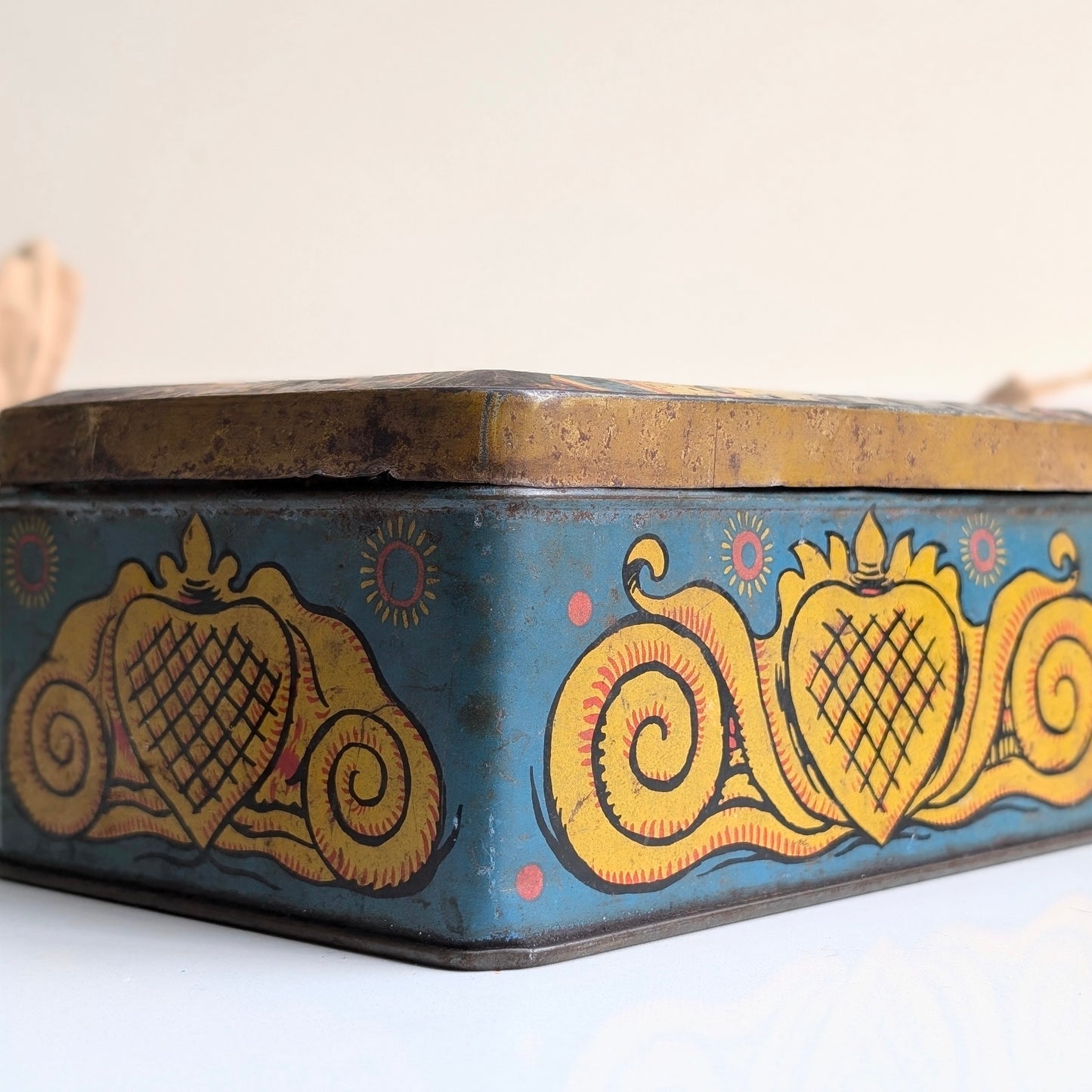 1940s Quimper Hinge Lidded Tin