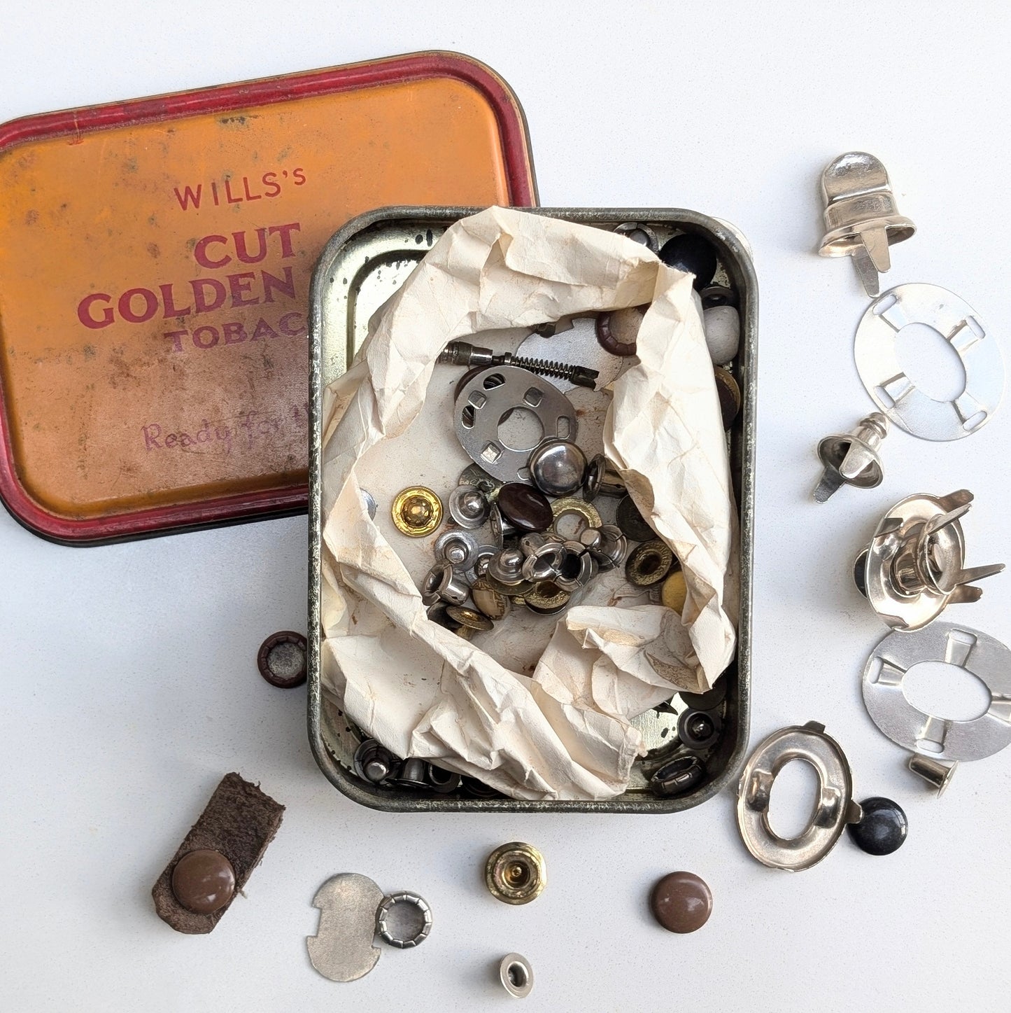 Wills's Cut Golden Bar Tin with Accessories