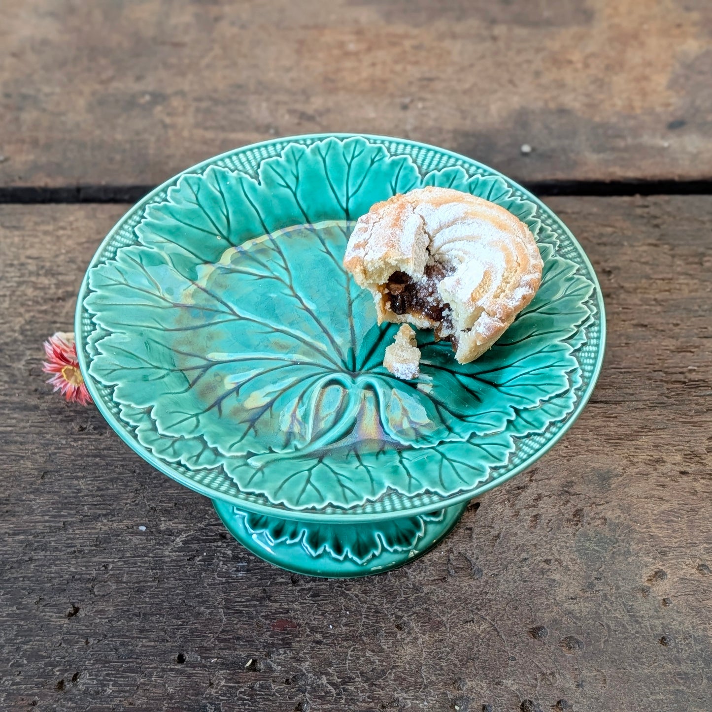 Wedgwood Majolica Green Leaf Pedestal Cake Stand